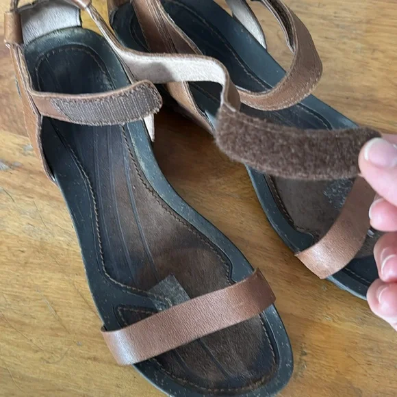 Teva Brown Leather Wedge Sandals W7.5 - Picture 6 of 7